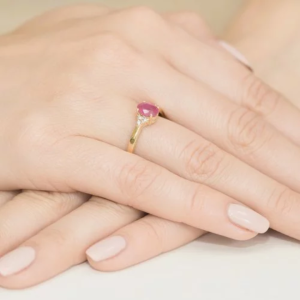 Złoty pierścionek z Rubinem 1,00ct i Diamentami z żółtego złota próby 585. W-0308R